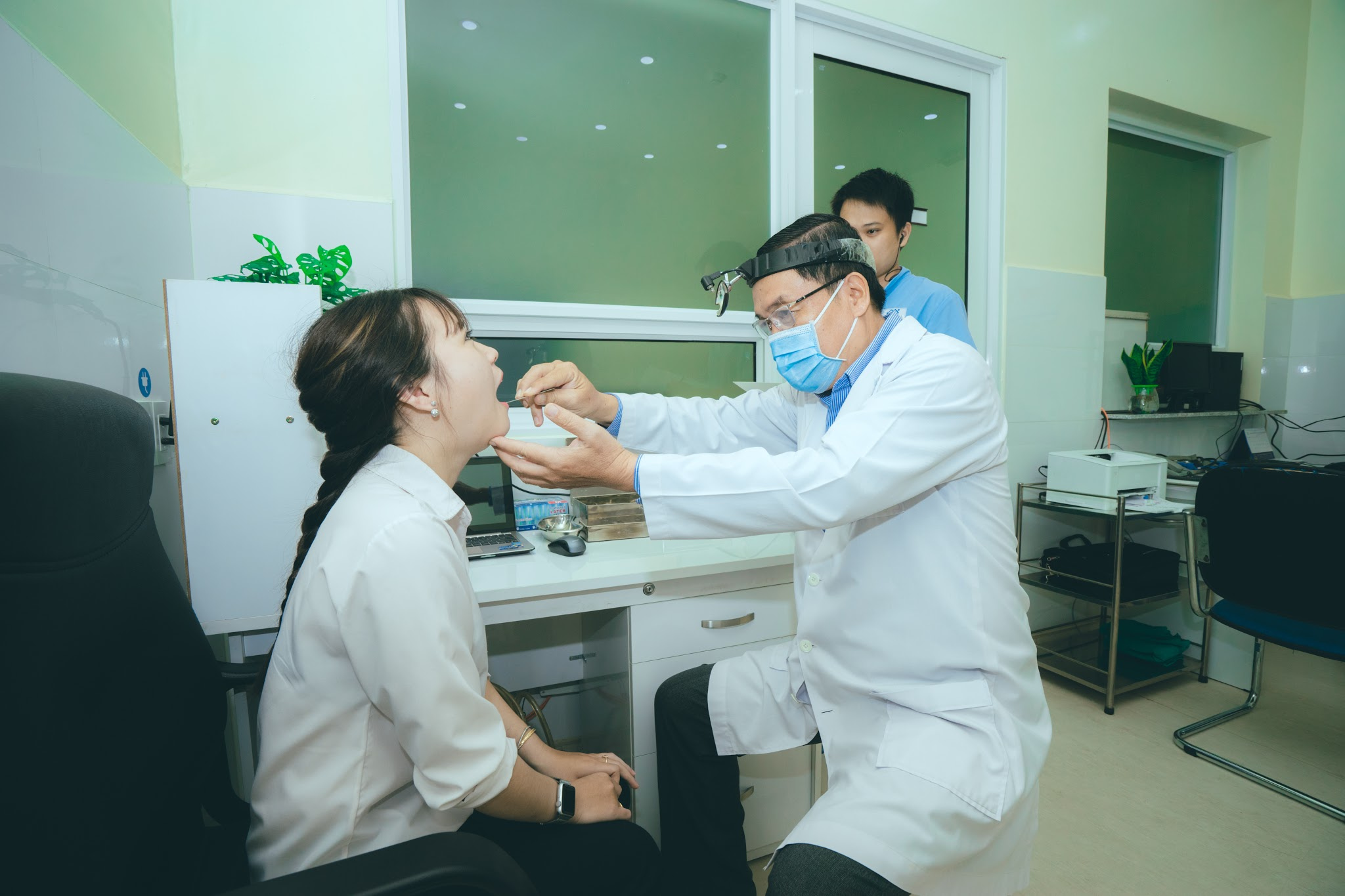 Bác sĩ đang khám tại phòng khám